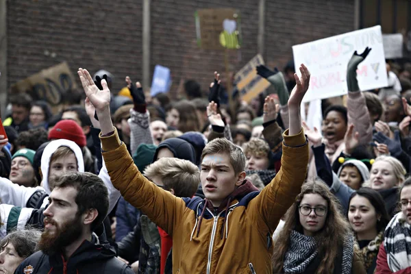 Gli studenti belgi si riuniscono per una manifestazione sul clima a Bruxelles , — Foto Stock