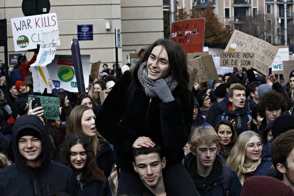 Belgijscy studenci zbierają się na demonstrację klimatyczną w Brukseli, — Zdjęcie stockowe