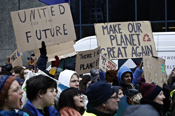 Belgijscy studenci zbierają się na demonstrację klimatyczną w Brukseli, — Zdjęcie stockowe