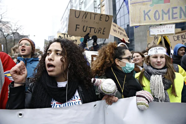 Estudiantes belgas se reúnen para una manifestación climática en Bruselas , — Foto de Stock