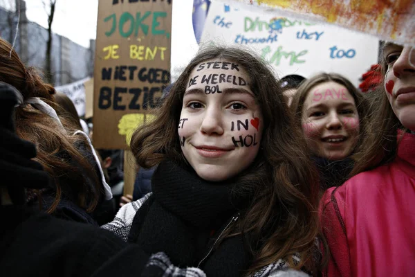 Belgijscy studenci zbierają się na demonstrację klimatyczną w Brukseli, — Zdjęcie stockowe