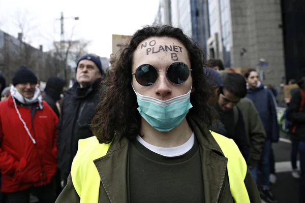 比利时学生聚集在布鲁塞尔参加气候示威, — 图库照片