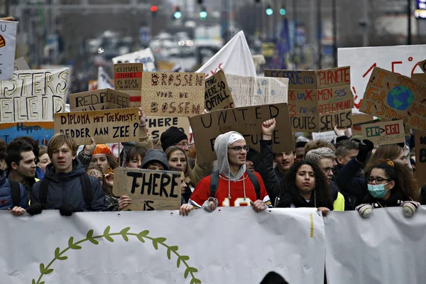 Belgijscy studenci zbierają się na demonstrację klimatyczną w Brukseli, — Zdjęcie stockowe