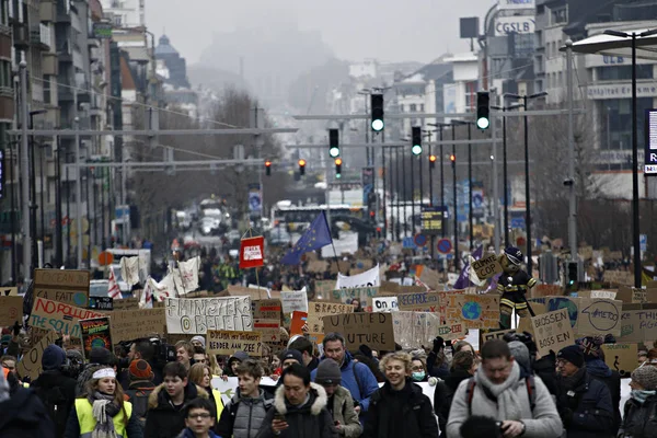 Gli studenti belgi si riuniscono per una manifestazione sul clima a Bruxelles , — Foto Stock