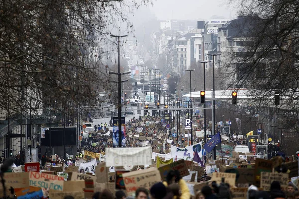 Belçikalı öğrenciler Brüksel'de bir iklim gösterisi için bir araya geldi,