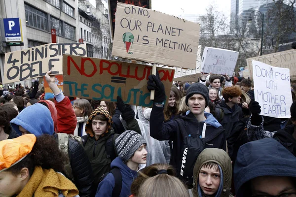 Belgičtí studenti se shromažďují za klimatickou ukázku v Bruselu., — Stock fotografie