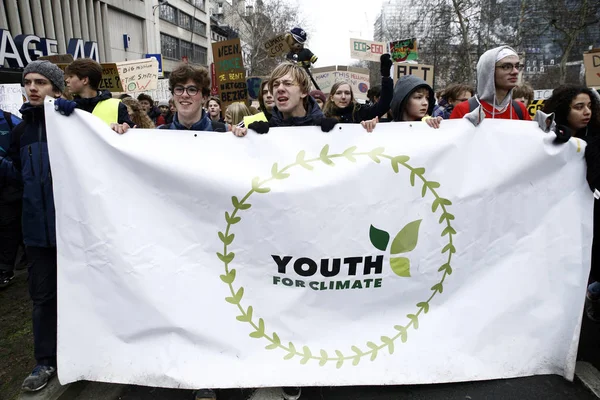 Belgijscy studenci zbierają się na demonstrację klimatyczną w Brukseli, — Zdjęcie stockowe