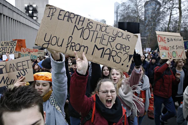 Belgiska studenter samlas för en klimat demonstration i Bryssel, — Stockfoto