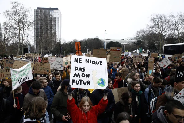 ベルギーの学生がブリュッセルで気候デモンストレーションのために集まる, — ストック写真