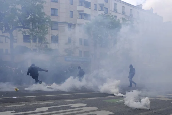 Протестуючі зіткнулися з ОМОНу під час маршу на однорічний — стокове фото