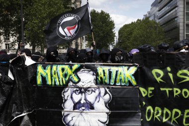 Protestocular annua için bir yürüyüş sırasında çevik kuvvet ile çatıştı