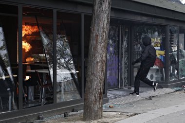 Protestocular annua için bir yürüyüş sırasında çevik kuvvet ile çatıştı