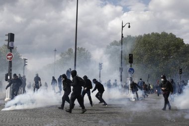 Protestocular annua için bir yürüyüş sırasında çevik kuvvet ile çatıştı