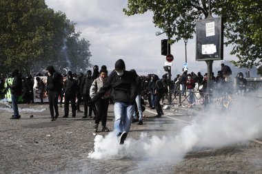 Protestocular annua için bir yürüyüş sırasında çevik kuvvet ile çatıştı