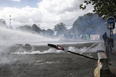 Protestocular annua için bir yürüyüş sırasında çevik kuvvet ile çatıştı