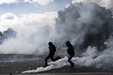 Protestocular annua için bir yürüyüş sırasında çevik kuvvet ile çatıştı