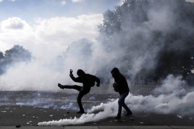Protestocular annua için bir yürüyüş sırasında çevik kuvvet ile çatıştı