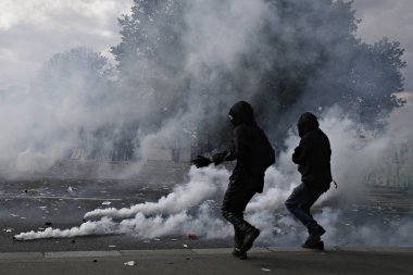 Protestocular annua için bir yürüyüş sırasında çevik kuvvet ile çatıştı