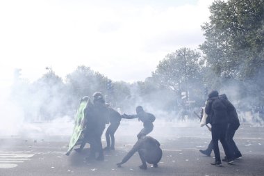 Protestocular annua için bir yürüyüş sırasında çevik kuvvet ile çatıştı