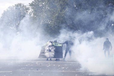 Protestocular annua için bir yürüyüş sırasında çevik kuvvet ile çatıştı