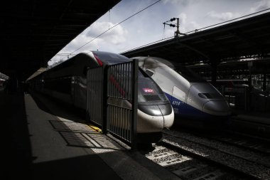 Paris,Fransa 1 Mayıs 2018. Fransız Tgv trenlerI, Fransız Sncf demiryolu işçilerinin ülke çapında ki grevi sırasında Doğu tren istasyonunda platformda oturdular.
