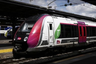 Paris,Fransa 1 Mayıs 2018. Fransız Tgv trenlerI, Fransız Sncf demiryolu işçilerinin ülke çapında ki grevi sırasında Doğu tren istasyonunda platformda oturdular.