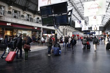 Paris,Fransa 1 Mayıs 2018.Fransız Sncf demiryolu işçileri tarafından ülke çapında bir grev sırasında Doğu tren istasyonu istasyonunda yolcular