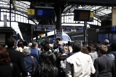 Paris,Fransa 1 Mayıs 2018.Fransız Sncf demiryolu işçileri tarafından ülke çapında bir grev sırasında Doğu tren istasyonu istasyonunda yolcular