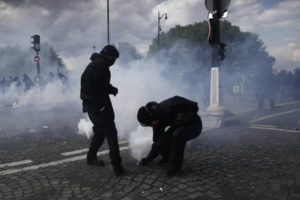 Protestocular annua için bir yürüyüş sırasında çevik kuvvet ile çatıştı