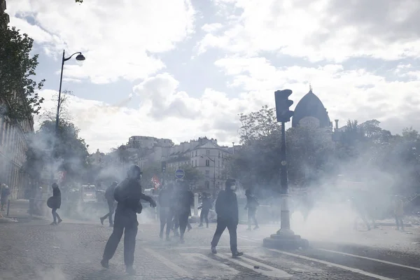 抗议者在游行中与防暴警察发生冲突 — 图库照片