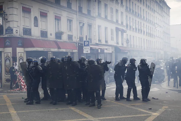 Протестующие столкнулись с ОМОНом во время марша в Аннуа — стоковое фото