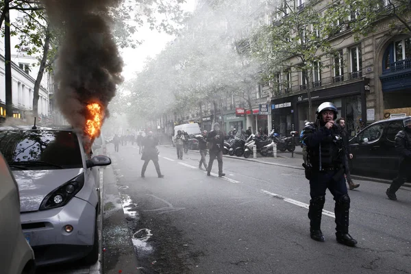 Manifestantes se enfrentaron con la policía antidisturbios durante una marcha por la annua — Foto de Stock