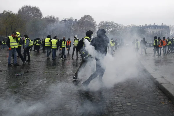 Gula västar protesterar i Paris, Frankrike — Stockfoto