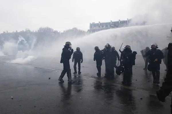 Gula västar protesterar i Paris, Frankrike — Stockfoto