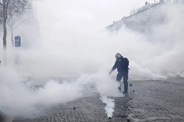 Gula västar protesterar i Paris, Frankrike — Stockfoto