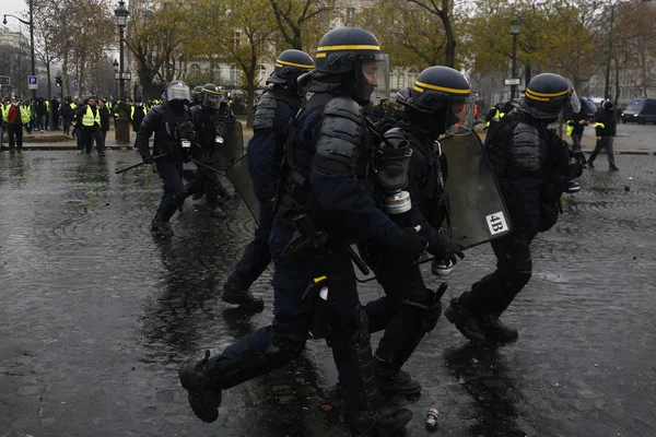 Gula västar protesterar i Paris, Frankrike — Stockfoto