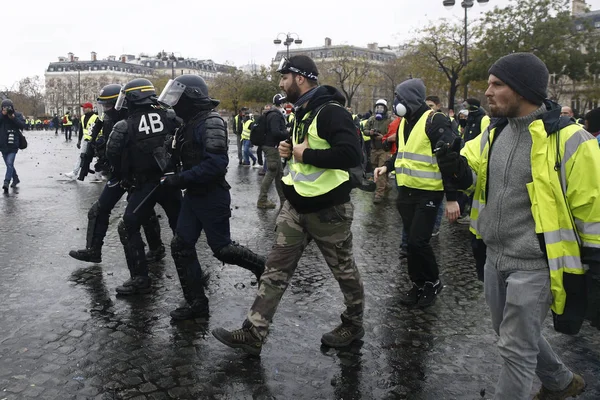 Protest żółte kamizelki w Paryżu, Francja — Zdjęcie stockowe