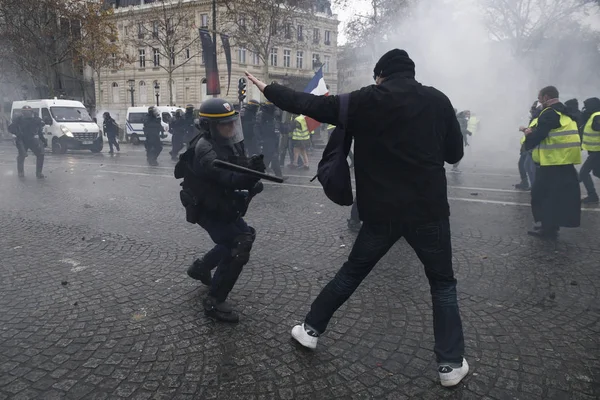 Protest żółte kamizelki w Paryżu, Francja — Zdjęcie stockowe