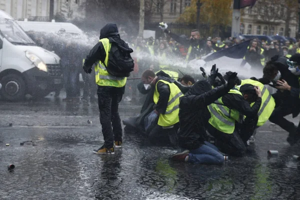 Протест против жёлтых жилетов в Париже — стоковое фото