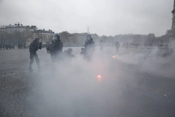 Gula västar protesterar i Paris, Frankrike — Stockfoto