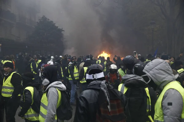 Жовті жилети протесту в Парижі, Франція — стокове фото