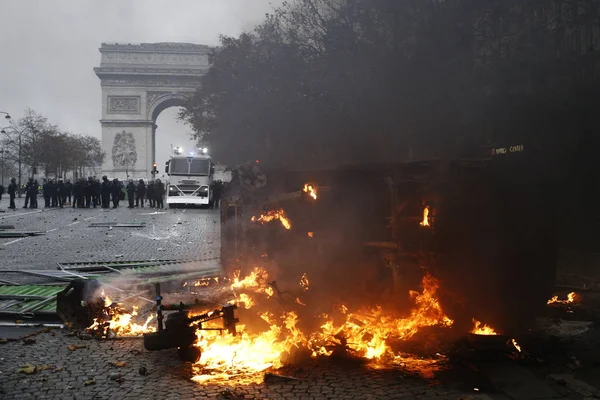 Protest żółte kamizelki w Paryżu, Francja — Zdjęcie stockowe