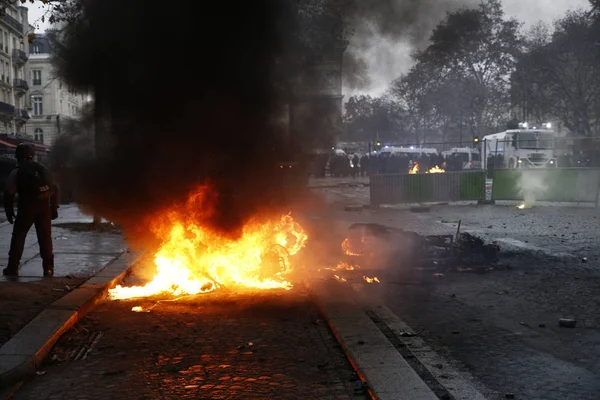 Gelbwesten protestieren in Paris — Stockfoto