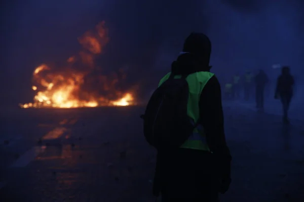 Gula västar protesterar i Paris, Frankrike — Stockfoto