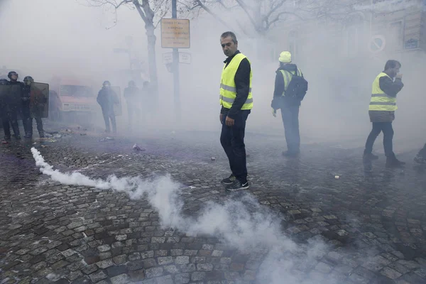 Жовті жилети протесту в Парижі, Франція — стокове фото