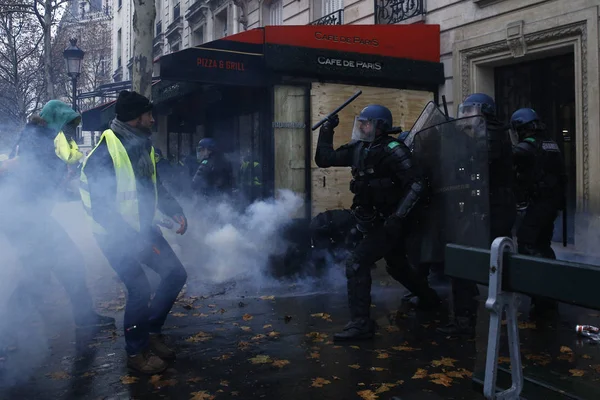 Протест против жёлтых жилетов в Париже — стоковое фото