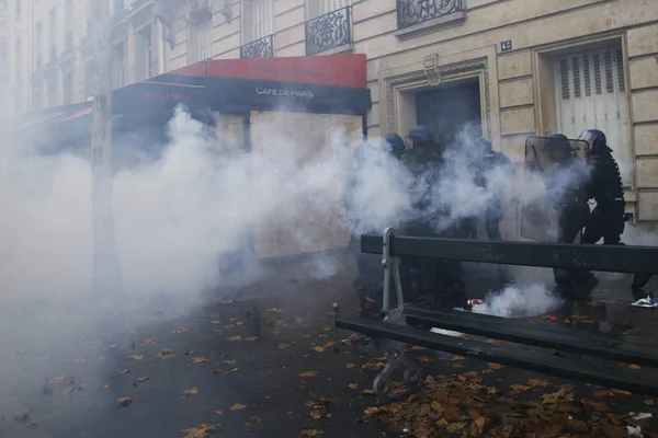 Gele vesten protest in Parijs, Frankrijk — Stockfoto