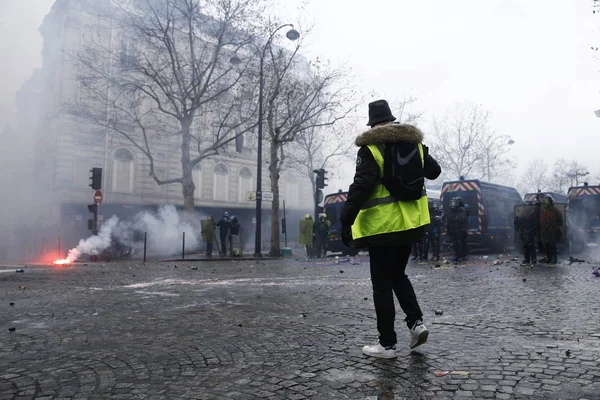 Protest żółte kamizelki w Paryżu, Francja — Zdjęcie stockowe