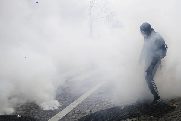 Gula västar protesterar i Paris, Frankrike — Stockfoto