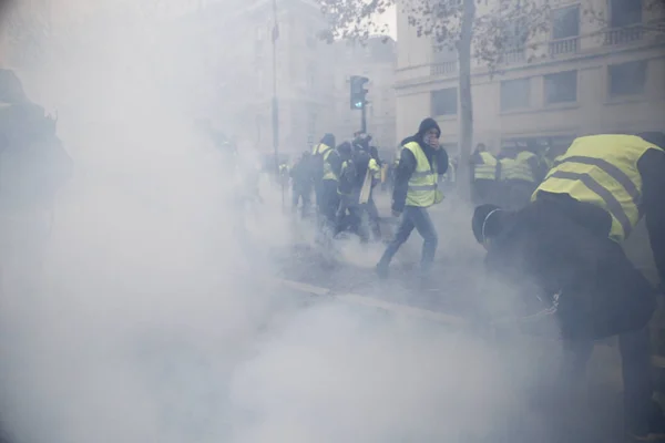 Gula västar protesterar i Paris, Frankrike — Stockfoto